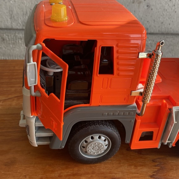 Large Crane Truck - Picture 9 of 15